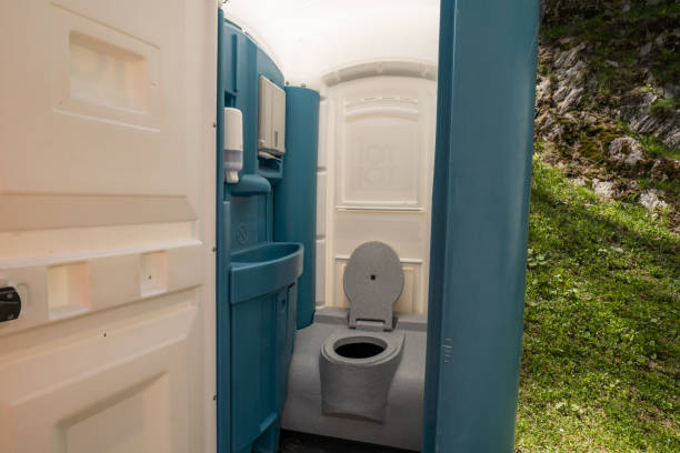 Best Porta potty rental near me  in Edgewater, NJ